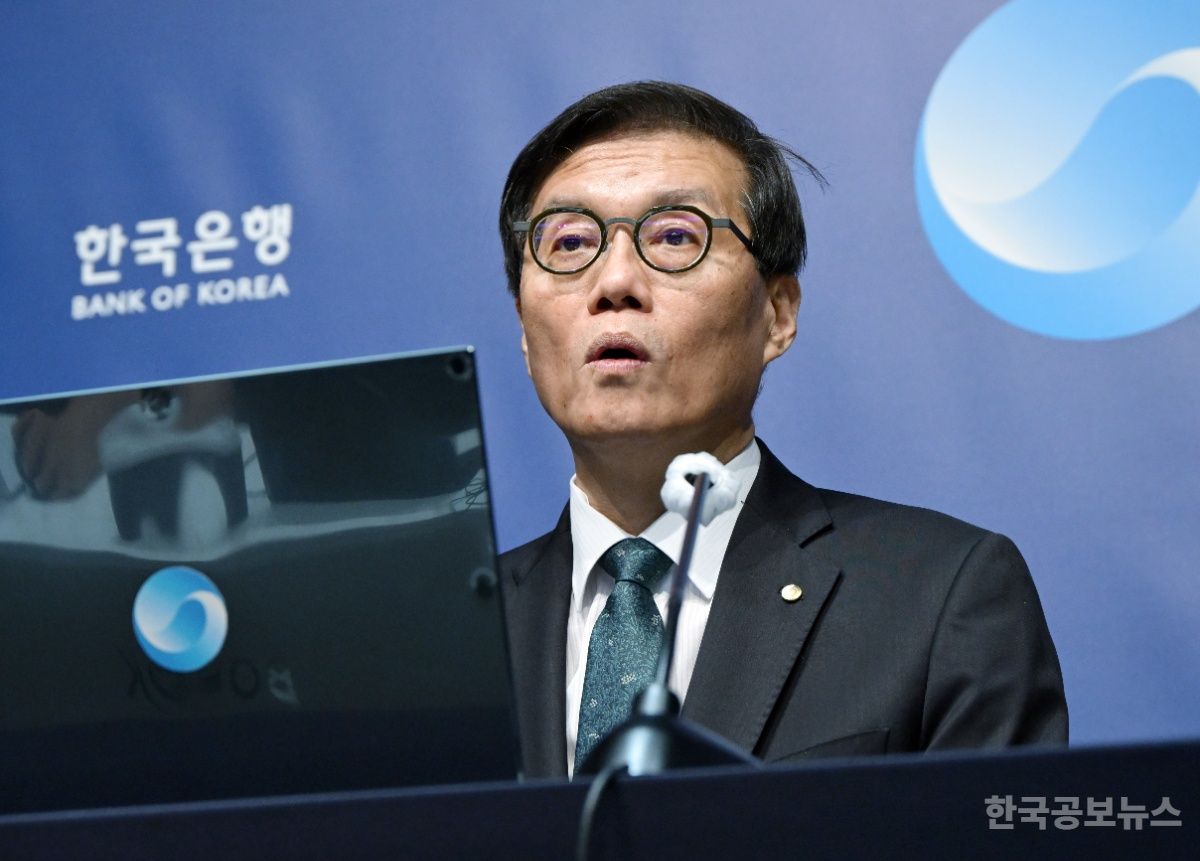 이창용 한은총재 "빠른 금리인하, 부동산 부작용…내년 상반기까지 금리 인하 기조 유지"  기사 사진