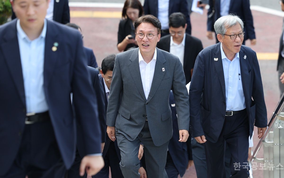 김민석 총리 "경주 APEC, 미중 정상 참석 포함 큰 국제적 관심 받을 수 있는 행사" 기사 사진