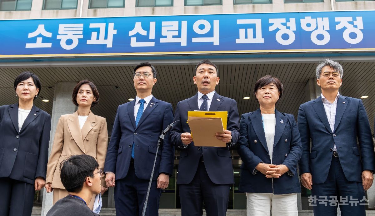 국회 법사위, 尹 체포영장 집행 영상 열람  "1·2차 모두 속옷 차림으로 집행 거부"  기사 사진