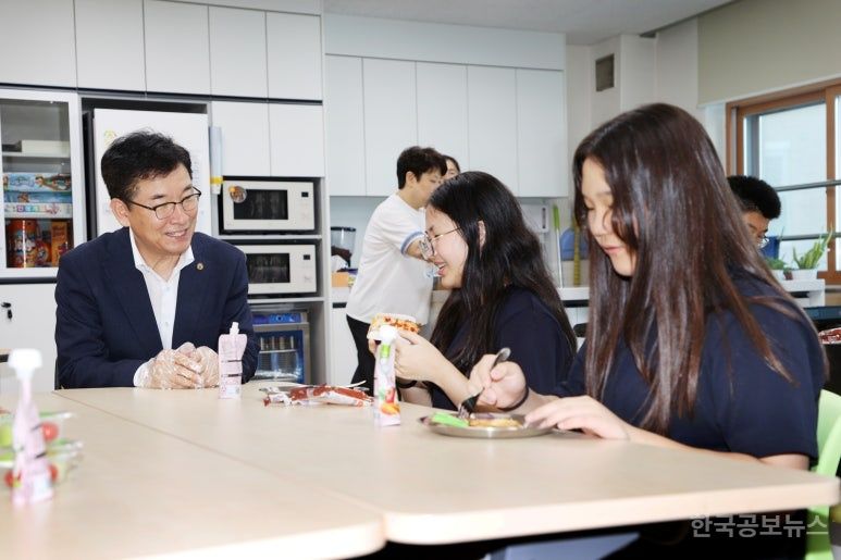 윤건영 교육감, 수요자 중심 아침 간편식 제공 2차 시범사업 학교 방문 기사 사진