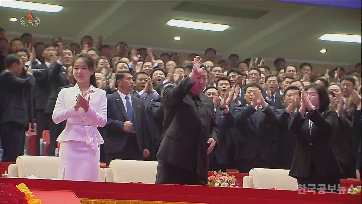 김정은, 의류·신발 전시회장 방문…"도시와 농촌 차이 청산 기사 사진