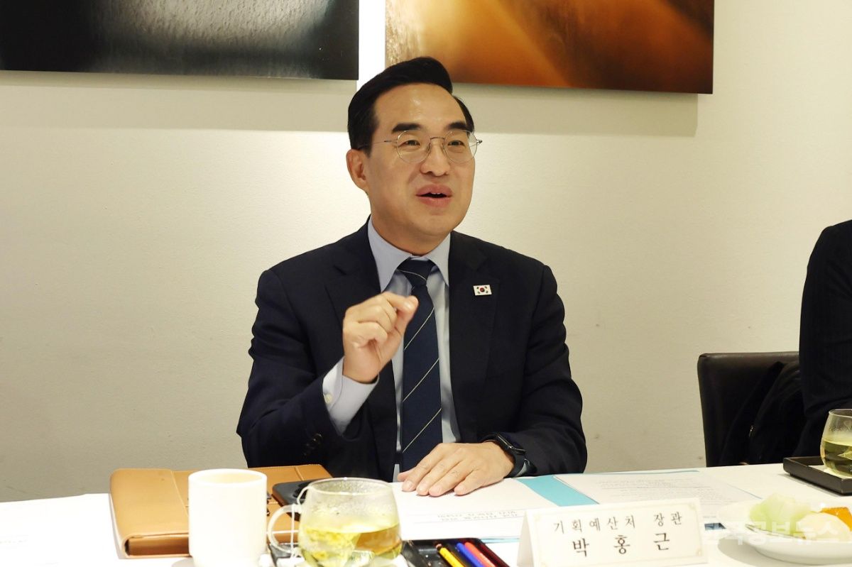 박홍근 "육아제도 눈치 없이 쓰도록…인사·복무 반영 검토" 기사 사진